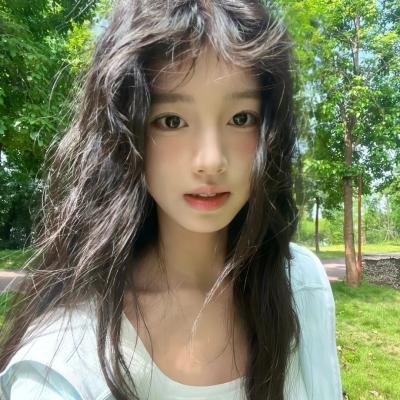 男孩在唱歌